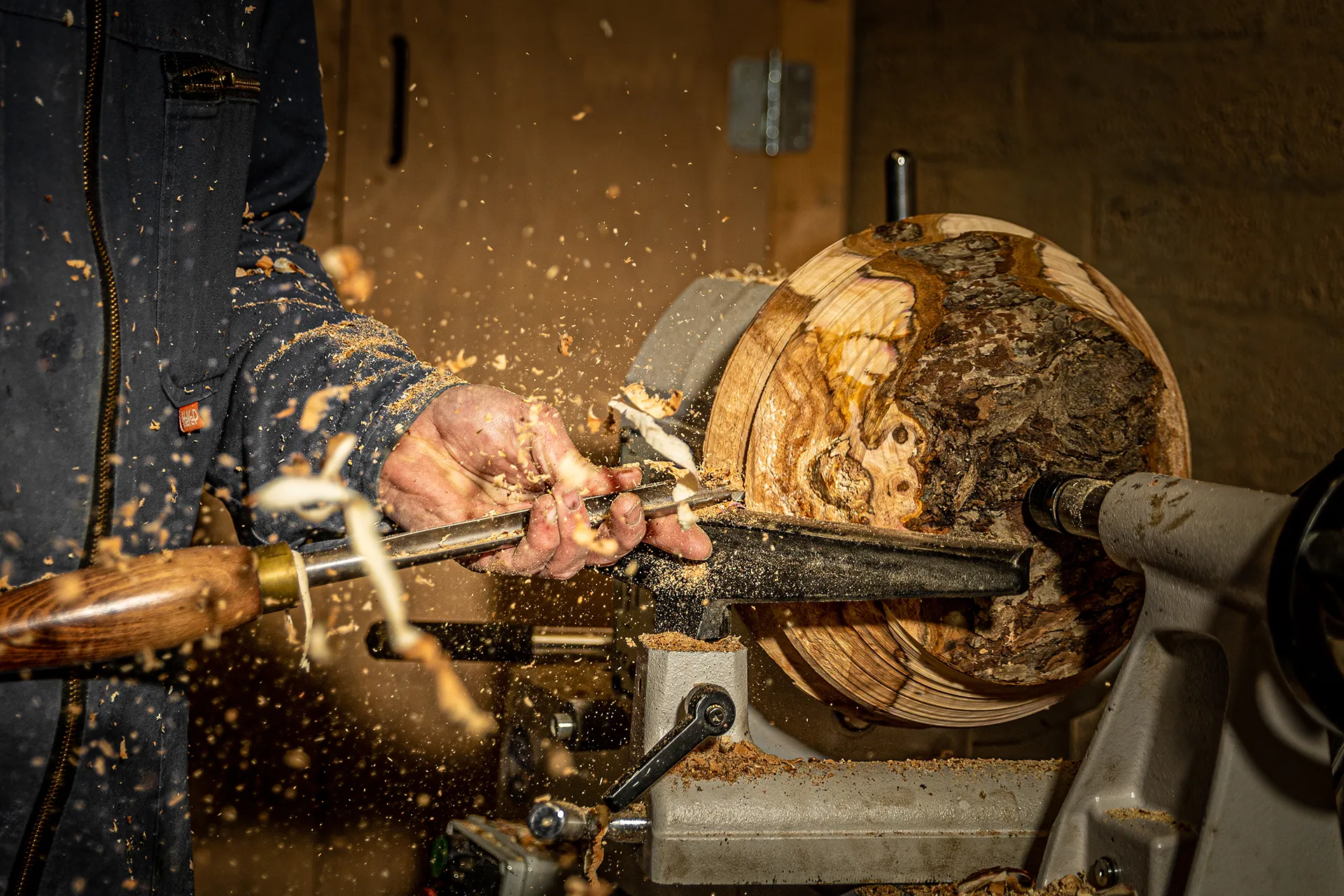 Wilco aan de draaibank met een grote schaal in wording