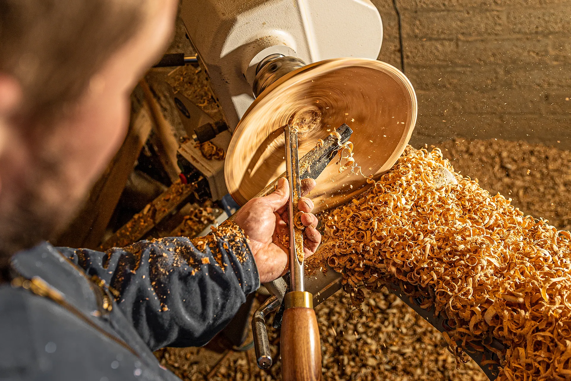Wilco aan de draaibank in zijn werkplaats
