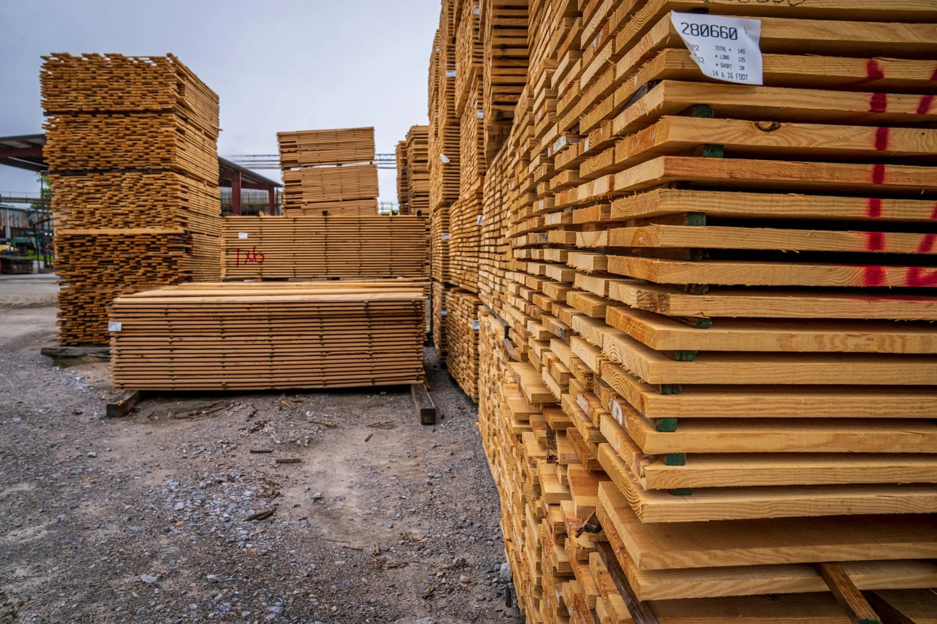 Stapel diverse houtplanken in verschillende kleuren en nerven